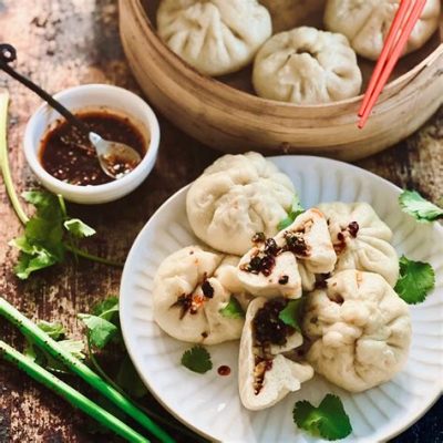  Baozi met Varkensvlees: Een Overweldigend Spektakel van Texturen en Umami-Volheid!