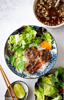  Bún Chả: Een Harmonieuze Verbinding van Grilgeurig Vlees en Verse Kruiden!