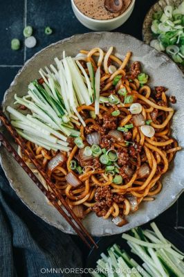  ZhaJiang Mian: Een overheerlijke harmonie van rijstnoedels en pikante varkensgehakt saus!