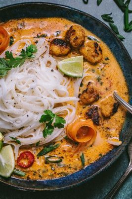  Khao Soi: Een Romige Curry met een Knisperende Textuur die je Zintuigen Zal Prikkelen