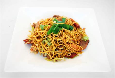  Mei Zhou Hakka Steamed Noodles: Een Klassiek Comfort Food Met Gebeluste Smaken En een Zachte Textuur!