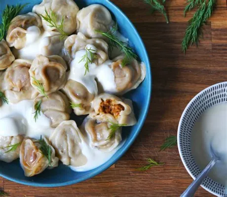  Pelmeni: Een hartverwarmend feest van kruidige vulling en knapperige deeg!