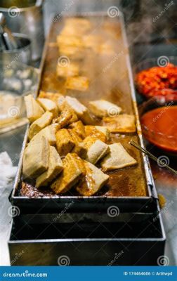  Xiangtan Stinky Tofu: Een Harmonieuze Fusie van Zacht Gefermenteerd Soja en Pittige Chili-Explosies?