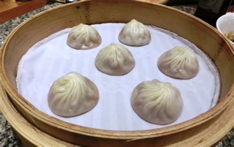  Xiao Long Bao: Een explosie van umami-rijkdom en fluweelzachte textuur in Xi’an!